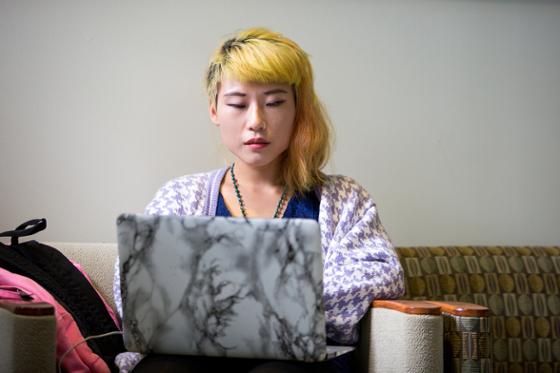 图为立博体育官网的一名女学生正在用笔记本电脑工作
