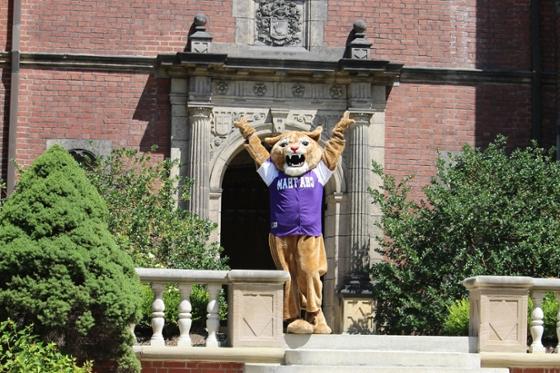 立博体育官网吉祥物照片, 卡森美洲狮, 在荫边校园的红砖建筑前摆姿势