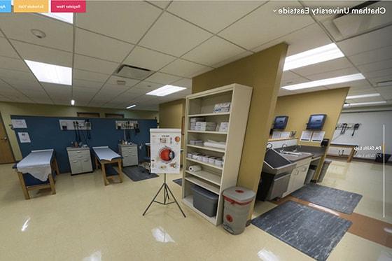 查塔姆东区虚拟之旅的截图, 展示物理治疗室与高桌和锻炼空间